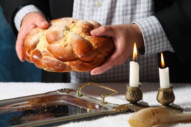 Tatlı yuvarlak sabbath challah ekmek ile yığını