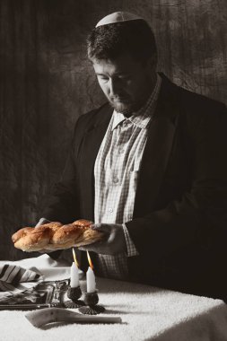 Tatlı yuvarlak sabbath challah ekmek ile yığını