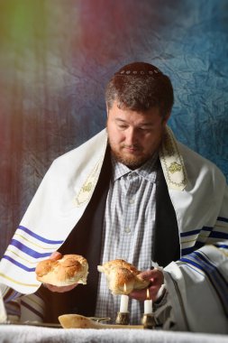 Sabbath Birliği, yanan mumlar ve challah challahs ile kristal şamdanlar