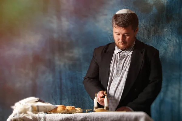 Hemmagjord challah på Shabbat — Stockfoto