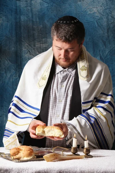 Hemmagjord challah på Shabbat — Stockfoto