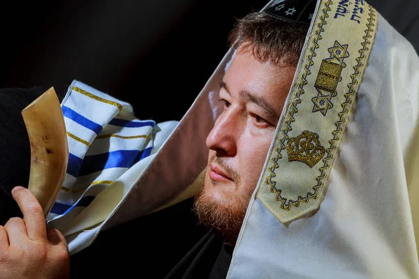 Židovský muž Foukání roh šofar z nového roku Roš hašana — Stock fotografie