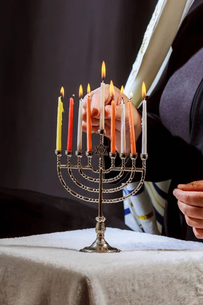 Hanukka에 대 한 제공 하는 테이블에 메노라에 남자 손 조명 촛불 — 스톡 사진