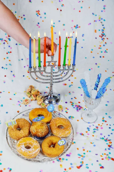 İçin Hanukkah menorah el ışık mumlar hizmet — Stok fotoğraf