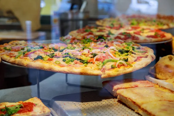New York City pizzacı penceresinde taze İtalyan pizza