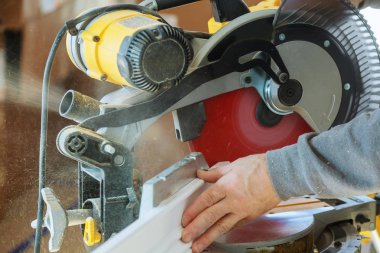 yakışıklı marangoz ahşap yüklerken bir daire testere kullanarak