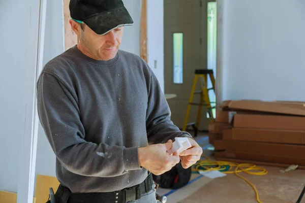 Um carpinteiro trabalha em madeira Homem coleta caixas de móveis . — Fotografia de Stock