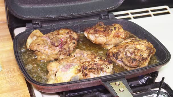 Seios de frango deliciosos na panela de grelha — Vídeo de Stock