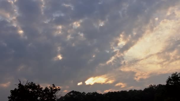 Cielo, azul brillante, naranja y amarillo Colores Puesta de sol . — Vídeo de stock