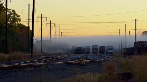 Antena nebulosa Mañana por la mañana niebla trenes de carretera — Vídeos de Stock