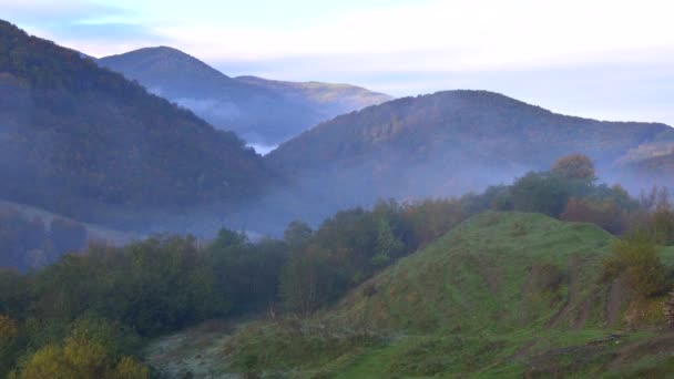 乌克兰喀尔巴阡山脉秋天的雾蒙蒙的山景 — 图库视频影像