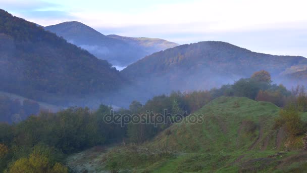 Vy över dimmiga dimmiga berg i höst, Karpaterna, Ukraina — Stockvideo