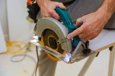 Close-Up marangoz ahşap büyük bir tahta kesmek için bir daire testere kullanarak