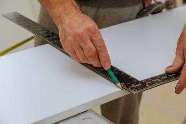 El bir marangoz bir Duvarcı Meydanı ve işaretleri kullanarak mesafe ölçer