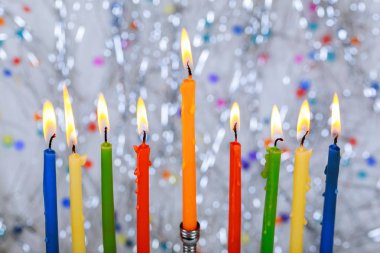 Parlak parlayan Hanukkah Menorah - sığ derinlik-in tarla