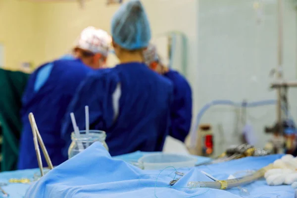 Cirugía de bypass cardiaco a corazón abierto sala de operaciones enfoque suave — Foto de Stock