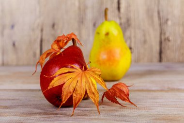 Williams veya Bartlett armut bir rustik Ahşap mutfak masasında