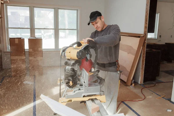 Cirkelzaag snijden houten plank blade concepten — Stockfoto