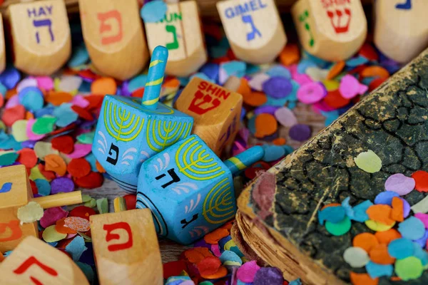 Dreidels para Hanukkah en mesa de madera — Foto de Stock