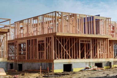 Tek aile ev inşaat - yeni bir ahşap bina ev çerçeveli