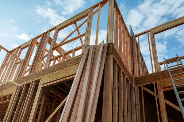A ház az új fa tetőszerkezet új otthon építése — Stock Fotó