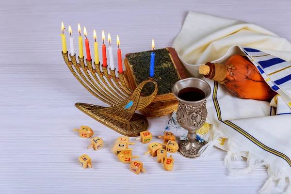 祈祷披肩, 犹太盖帽和九支蜡烛烛台 — 图库照片