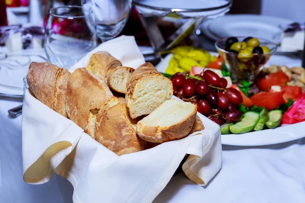 Brotstücke auf einem Korb in einem Restaurant — Stockfoto