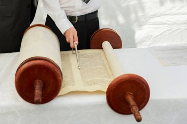 Bar Mitzva'adlı Yahudi Torah 5 Eylül 2016 okuma çocuğun el ABD