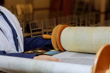 Bar Mitzva Yahudi Torah kutlamalar, Yahudi dini okuma tören içinde