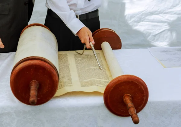 Mão de menino lendo a Torá Judaica no Bar Mitzvah 5 SETEMBRO 2016 EUA — Fotografia de Stock