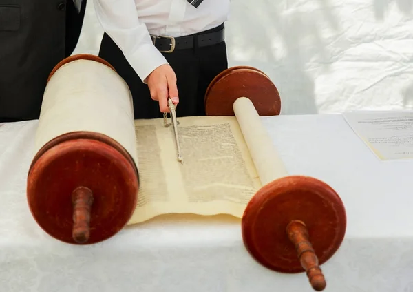 5 9 월 2016 성년에서 유대인 율법을 읽고 소년의 손에 미국 — 스톡 사진