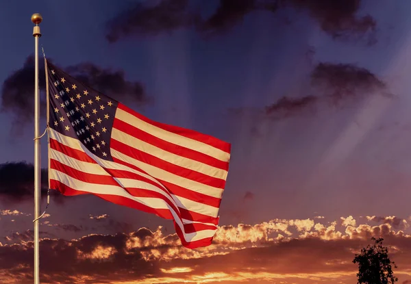 Drapeau américain sur mât de drapeau agitant dans le vent Drapeau américain devant un ciel brillant — Photo