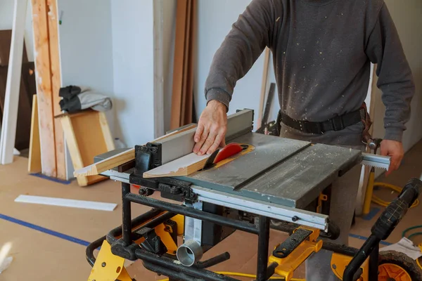 Zimmermannswerkzeug auf Holztisch mit Sägemehl. Schreinerarbeitsplatz — Stockfoto