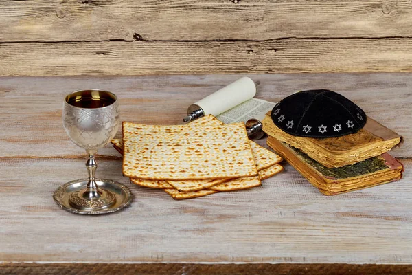 Com vinho e pão de páscoa judaica matzoh — Fotografia de Stock