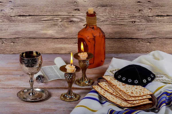 Shabbat shalom - traditionelles jüdisches Sabbatmatzah und Weinritual — Stockfoto