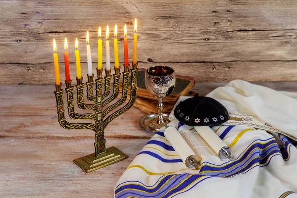 Το menorah Hanukkah με αναμμένα κεριά. Παλιό στυλ ρετρό — Φωτογραφία Αρχείου