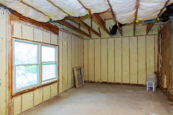 Aislamiento térmico e hidro con espuma en aerosol en la construcción de la casa —  Fotos de Stock