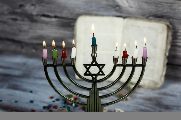 Ljust glödande Hanukkah Menorah - kort skärpedjup — Stockfoto