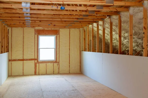 Aislamiento térmico e hidro con espuma en aerosol en la construcción de la casa —  Fotos de Stock