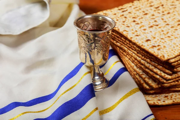 Copo de vinho de prata com matzah, símbolos judaicos para o feriado Passover Pesach . — Fotografia de Stock