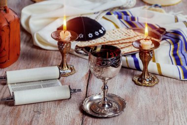 Shabbat Shalom - geleneksel Yahudi ritüel matzah, ekmek,