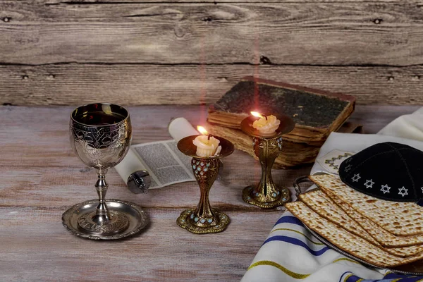 Sabbatbild. Matzah, Brotkerzenleuchter auf Holztisch — Stockfoto