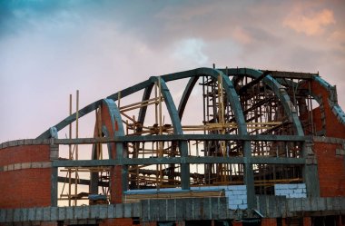 Yeni beyaz tuğla evin inşaatı.