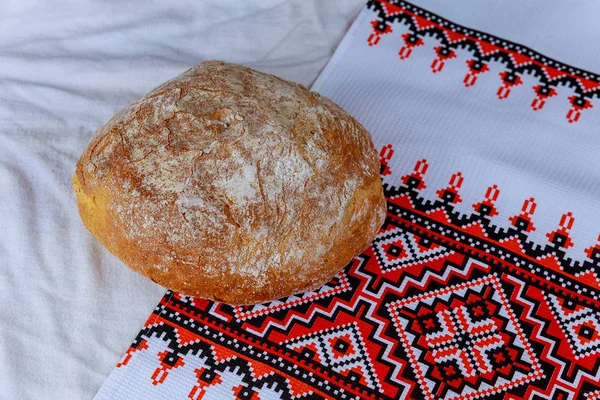 Домашний хлеб и соль на фоне вышитого полотенца. Вид спереди . — стоковое фото