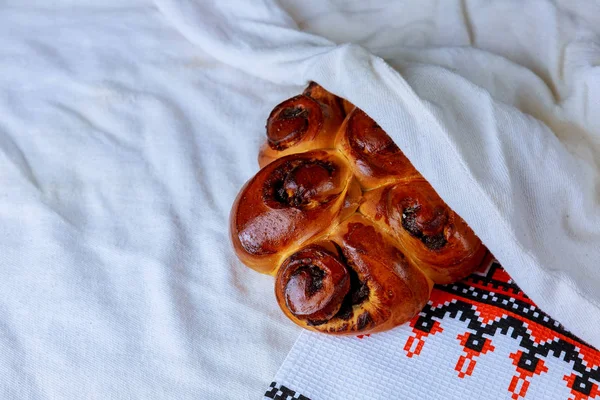 Хлеб на вышитом полотенце — стоковое фото