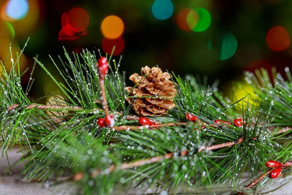 Árvore de Natal. Árvore de Natal. Árvore de Natal. Brinquedos de Natal feitos de madeira. Bokeh leve — Fotografia de Stock