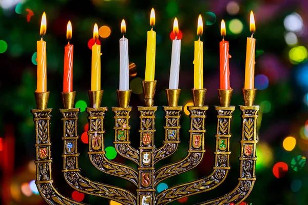 Vacaciones judías fondo Hanukkah con menorah candelabros tradicionales y velas encendidas desenfocado bokeh , — Foto de Stock