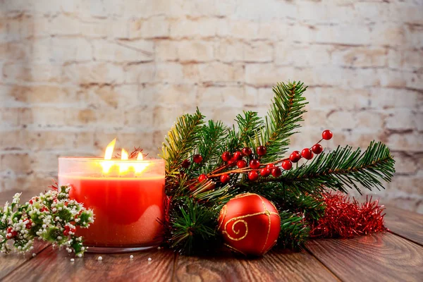 白色木制桌子上的圣诞蜡烛和装饰品，带有复制空间. — 图库照片