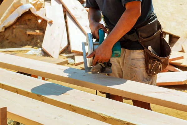 Tesař, pomocí kotoučové pily pro řezání dřevěných desek. Konstrukční detaily o mužské zaměstnance nebo zručný — Stock fotografie