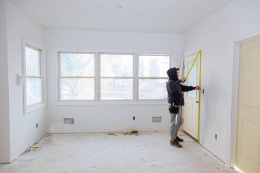 Brad çivi tabancası şekillendirilmiş için trim çerçeveleme kapılarda kullanarak marangoz,